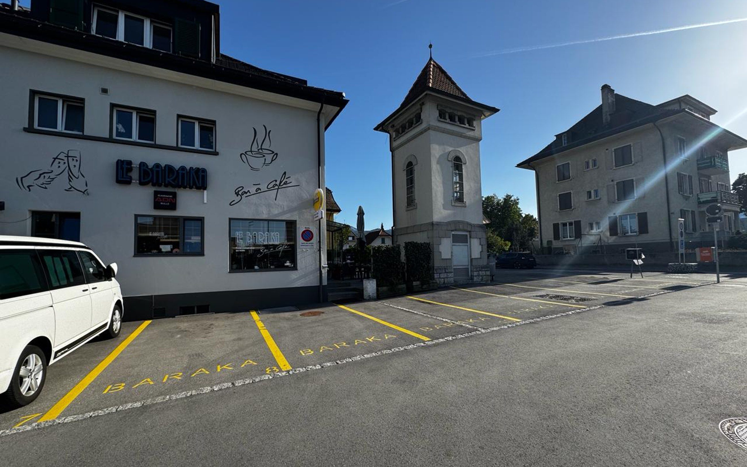 Le parking, gratuit, devant le café